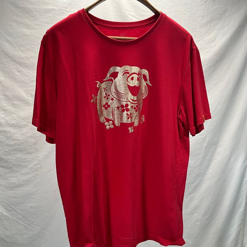 Simply Basic Mens Red T-Shirt Gold Chinese Pig Graphic Print Size XXL Fits‎ XL